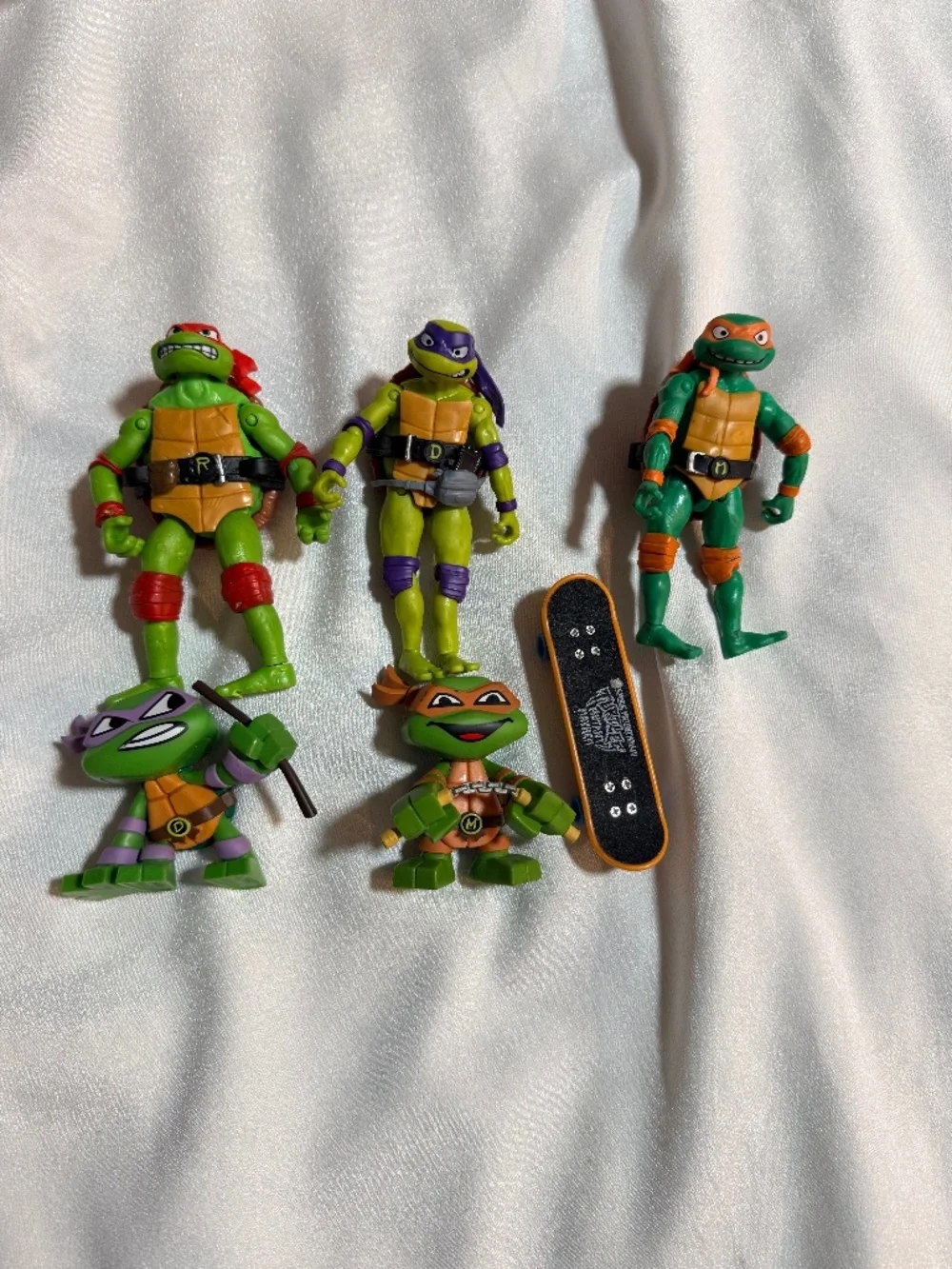 TMNT Ninja Turtles 5 Figure Lot + Skateboard